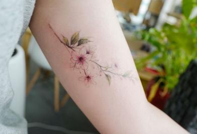 Tatouage fleur de cerisier delicate bras